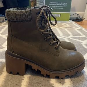 Universal Thread green boots